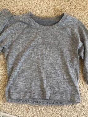 Swiftly Tech cropped Lululemon Long Sleeve heather gray.